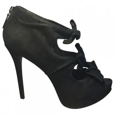 Pre-owned Schutz Heels In Black