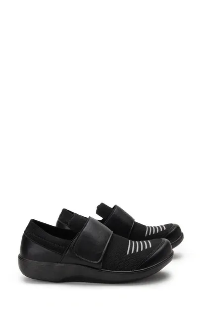 Traq By Alegria Qwik Sneaker In Peeps Black Fabric