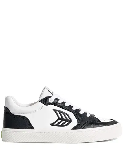 Cariuma Vallely Sneakers In White/black