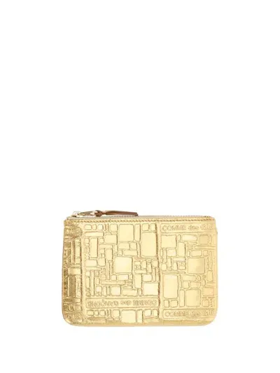 Comme Des Garçons Wallet Logo Embossed Zipped Wallet In Gold