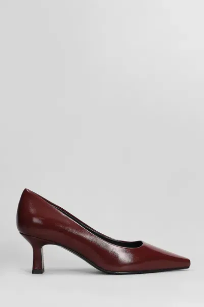 Julie Dee Pumps In Bordeaux Leather