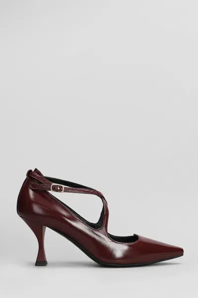 Julie Dee Pumps In Bordeaux Patent Leather