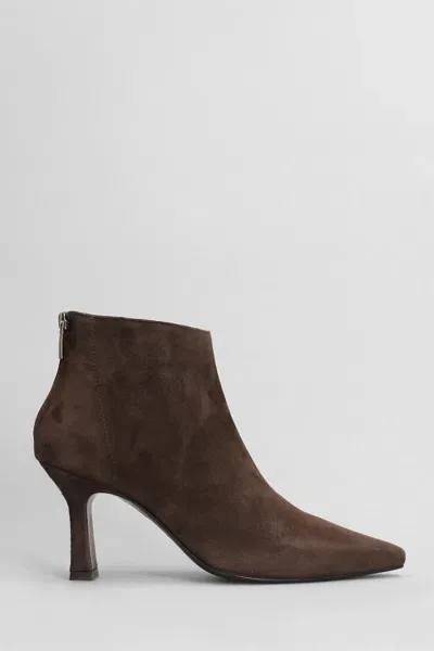 Julie Dee Texan Ankle Boots In Brown