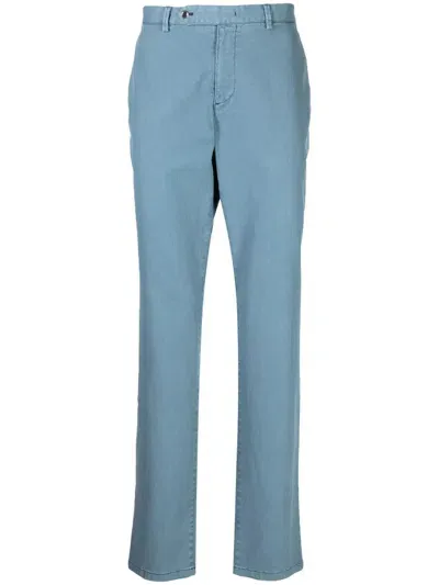 Man On The Boon. Klassische Chino In Blue