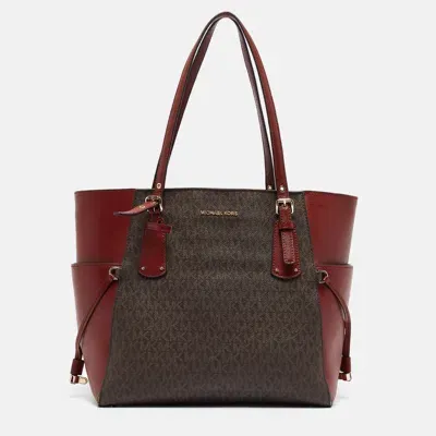 Pre-owned Michael Kors Red/brown Signature Coated Canvas And Leather Voyager East West Tote