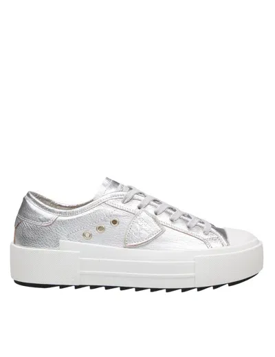 Philippe Model Sneakers Paris Haute Low In Silver Laminated Leather In White