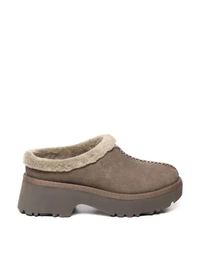 Ugg Cozy Clogs In Sheepskin In Marrón Oscuro