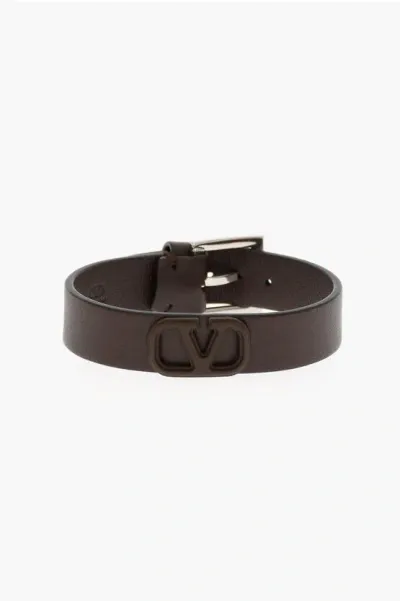 Valentino Garavani Garavani Solid Color Leather Bracelet With Embossed Logo In Brown