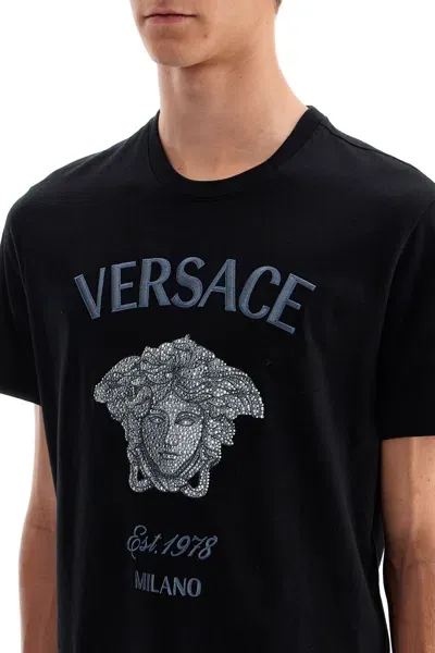 Versace T Shirt Con Ricamo Medusa Milano E Cristalli In Black