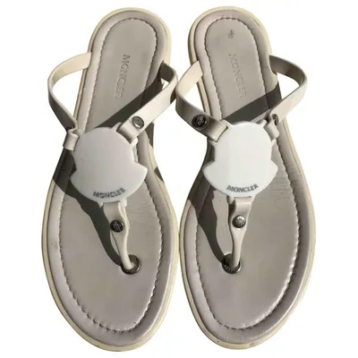 Pre-owned Moncler Leather Flip Flops In White